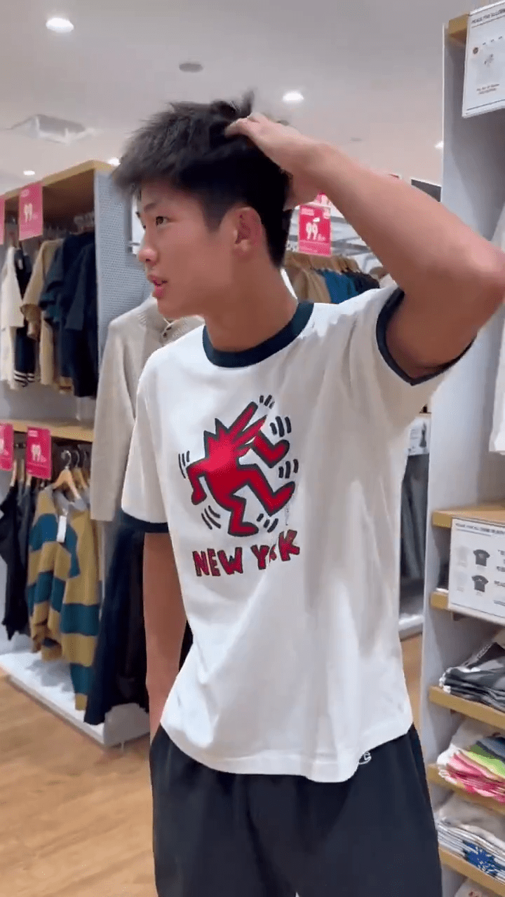 中国健身网红在日本UNIQLO当众打赤膊试衫。 X平台@masanews3 中国健身网红在日本UNIQLO当众打赤膊试衫。 X平台@masanews3
