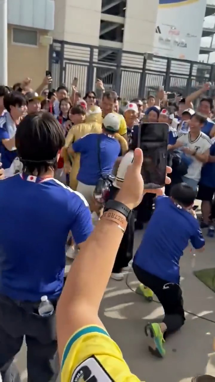 日本女主播拍街头气氛期间,遭国民球迷借机猥亵。微博@新浪新闻在场 日本女主播拍街头气氛期间,遭国民球迷借机猥亵。微博@新浪新闻在场
