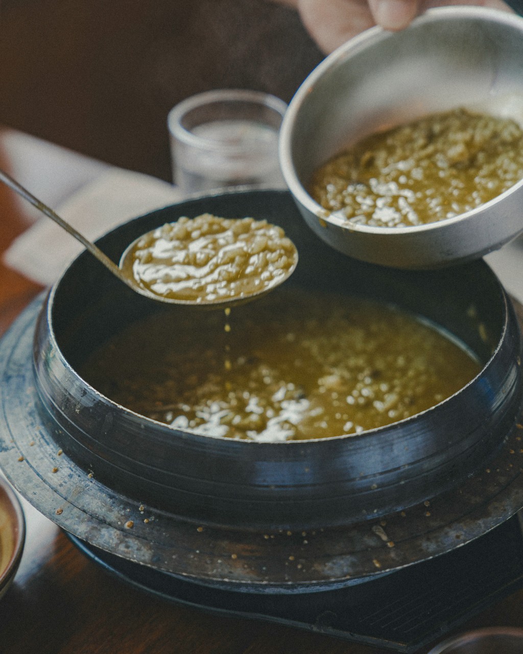 对于长期病患者,饮用绿豆汤应多加注意。 unsplash 对于长期病患者,饮用绿豆汤应多加注意。 unsplash