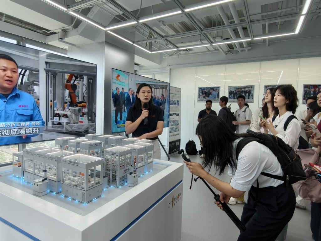 “黑灯实验室”可长时间开展高精准、高重复性的实验操作。杨浚源摄 “黑灯实验室”可长时间开展高精准、高重复性的实验操作。杨浚源摄
