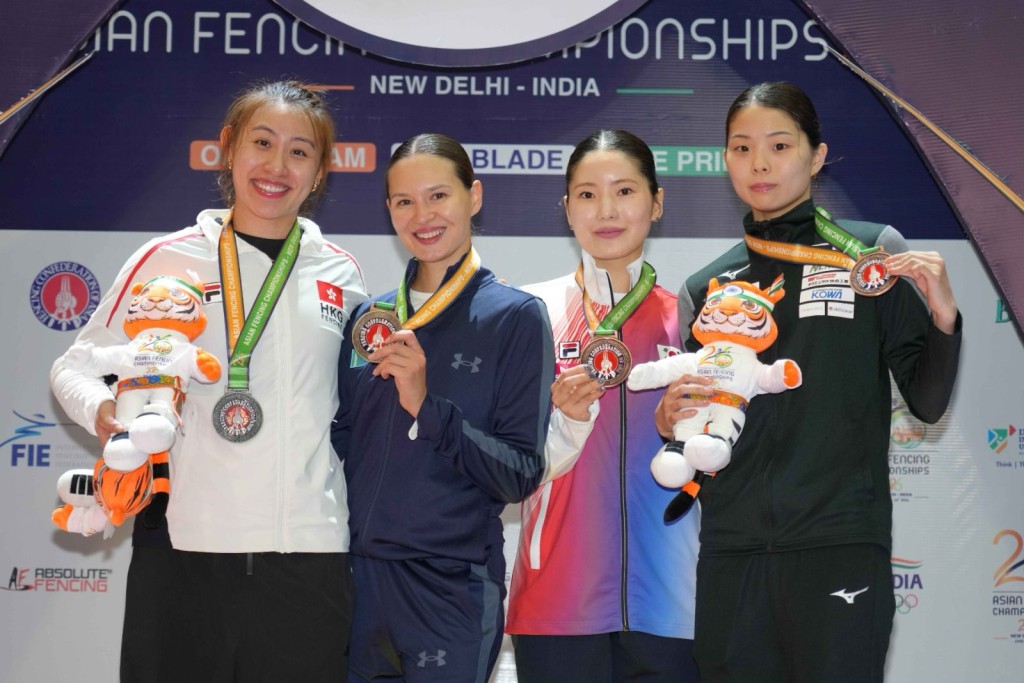 女重三甲得主:冠军Irina(左二)、亚军佘缮妡、季军是南韩的宋世拉(右二)及日本的寺山珠树(右一)。香港剑总图 女重三甲得主:冠军Irina(左二)、亚军佘缮妡、季军是南韩的宋世拉(右二)及日本的寺山珠树(右一)。香港剑总图