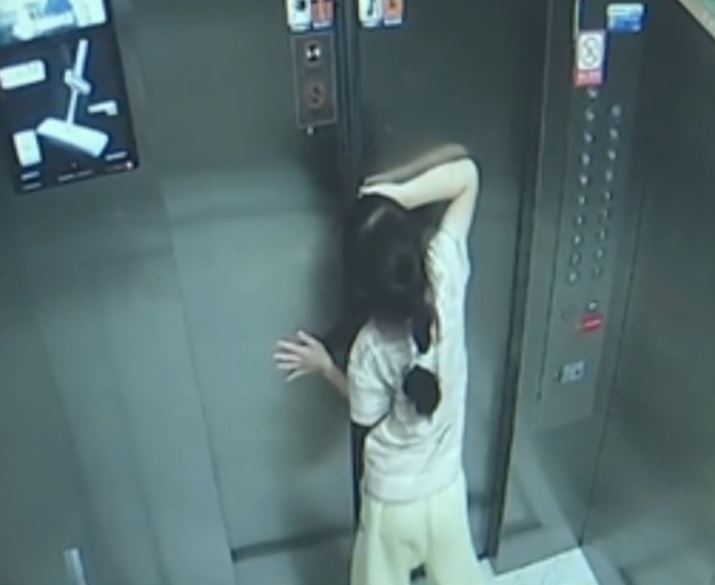 两女童被困时不断尝试自救，保安却当她们恶作剧。