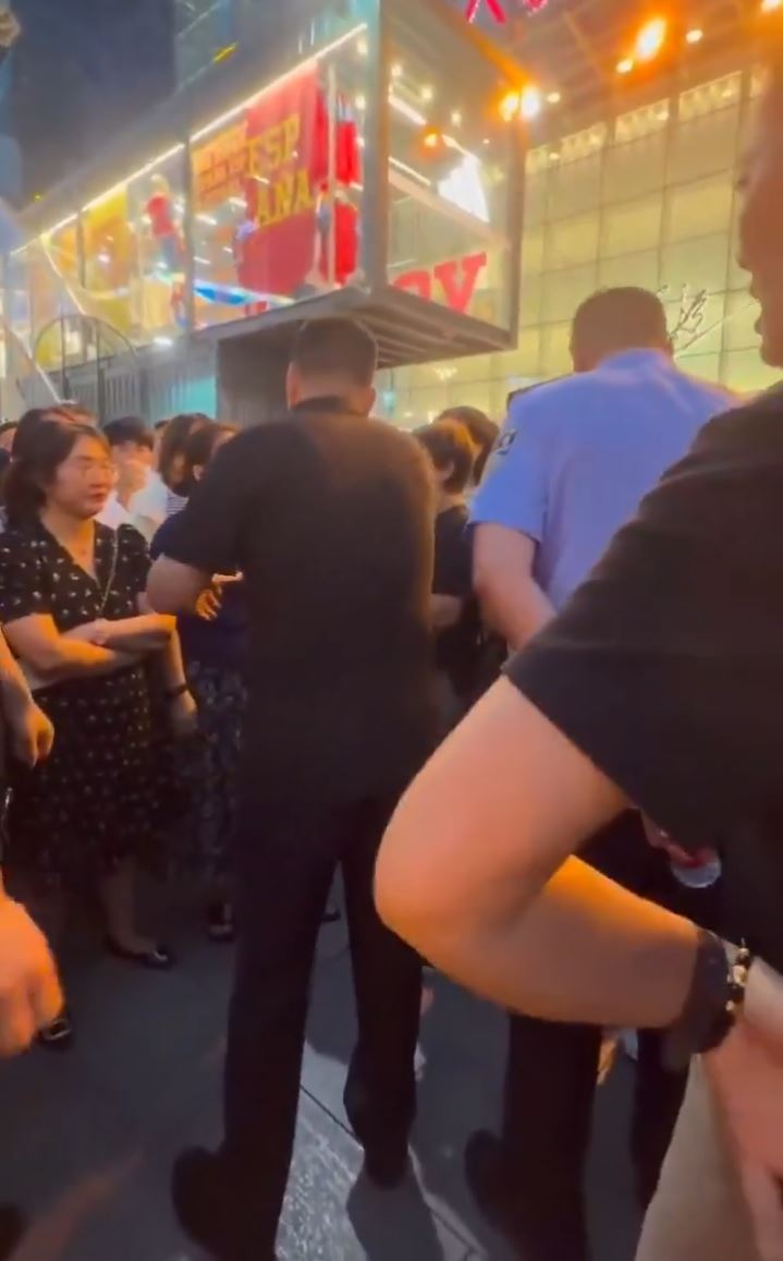 西安赛格商场商家严鹏传被逼死，引发民众不满在商场外唱国歌示威。