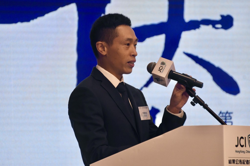 香港顶尖华人骑师何泽尧成功入选“十大杰出青年选举2026”,成为历来首位获选“十大杰出青年”的华人骑师。杨骏尧摄 香港顶尖华人骑师何泽尧成功入选“十大杰出青年选举2026”,成为历来首位获选“十大杰出青年”的华人骑师。杨骏尧摄