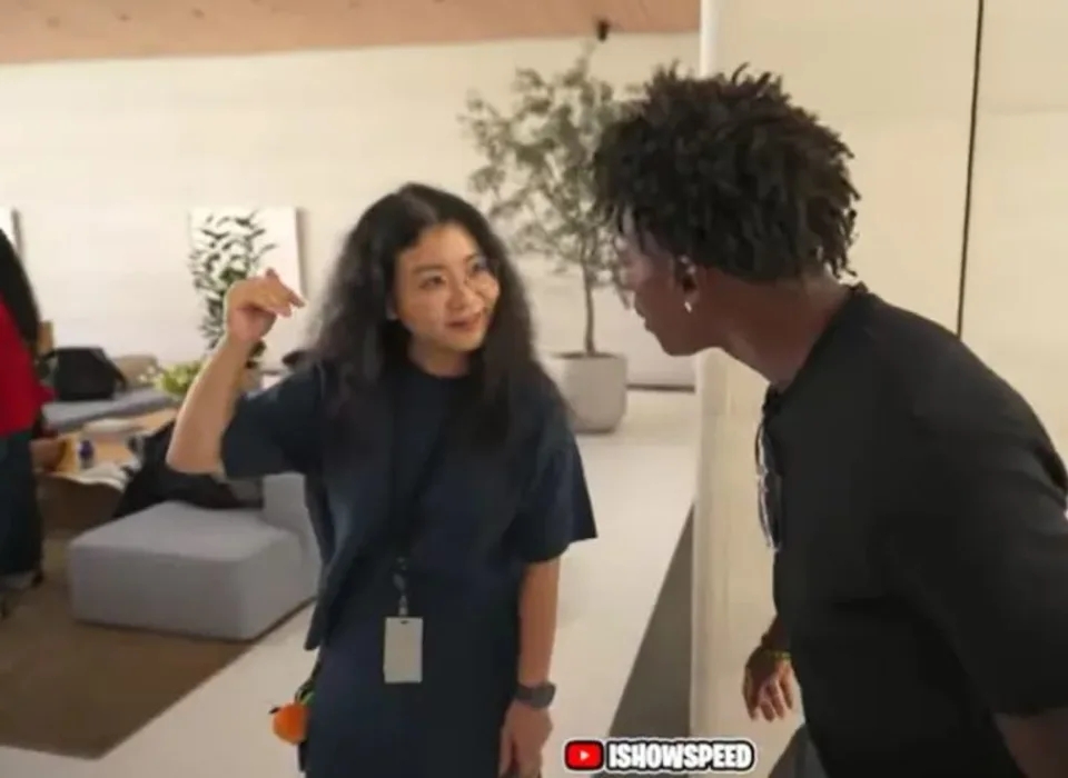 女工作人员向speed介绍阿信“来自中国”。 youtube截图 女工作人员向speed介绍阿信“来自中国”。 youtube截图