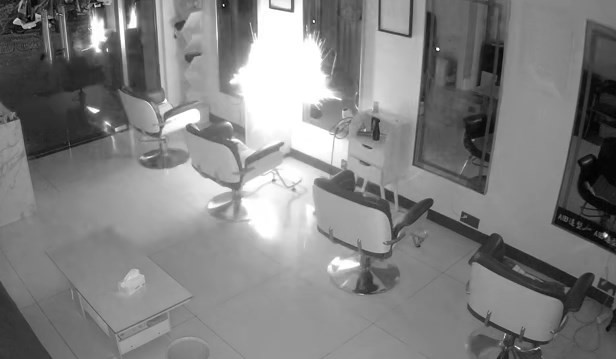 闭路电视拍下剪发器爆炸的情况。抖音@托尼大叔 闭路电视拍下剪发器爆炸的情况。抖音@托尼大叔