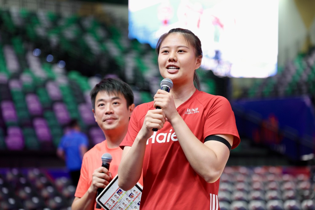 中国女排队长龚翔宇甚受球迷欢迎。徐嘉华摄 中国女排队长龚翔宇甚受球迷欢迎。徐嘉华摄