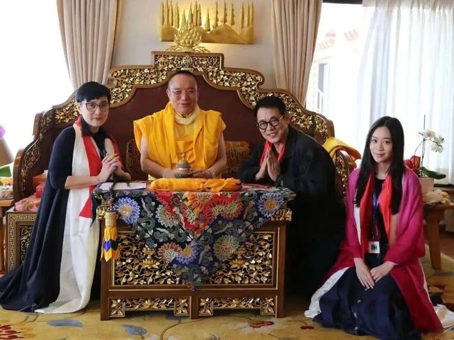 六四事件: 李连杰一家三口拜见仁波切,64岁利智许久不见,颜值回春如昔日!