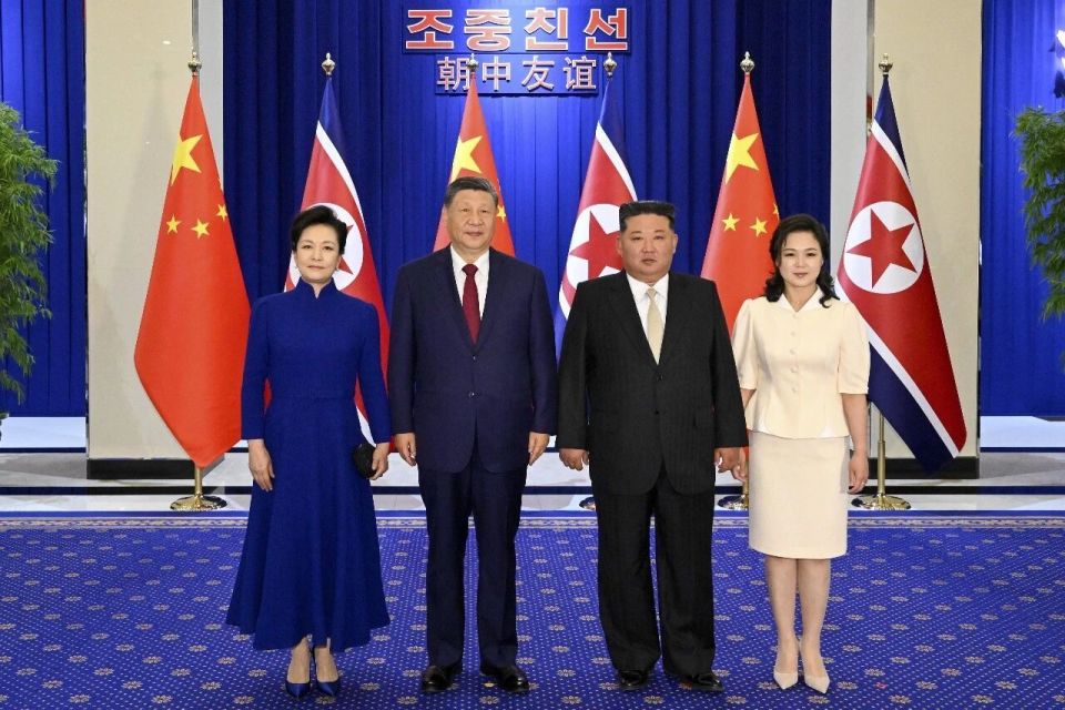 习近平偕夫人抵达平壤 出席金正恩举行的欢迎宴会