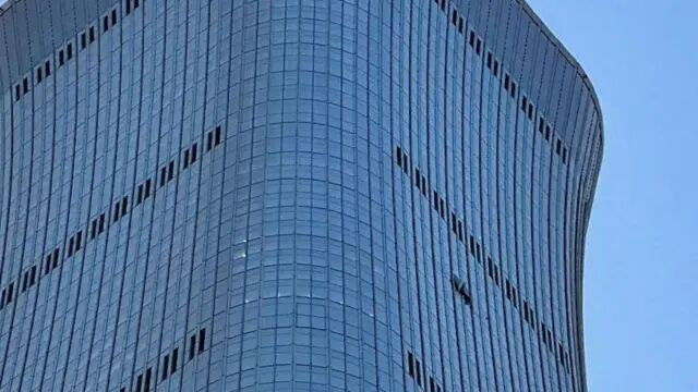 “中国尊”撞机后数日, 当局仍未说明发生了什么