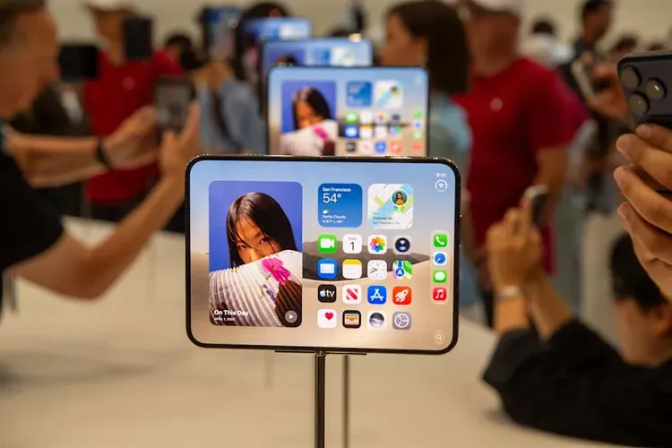 iPhone首款折叠机爆难产 良率仅6成 卡3大关 一机难求