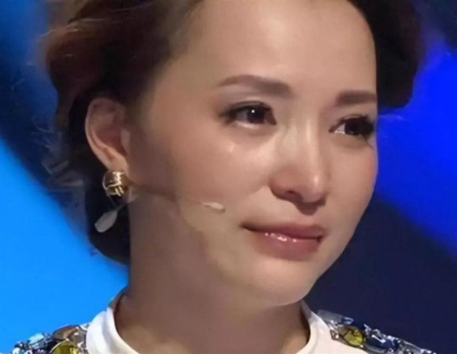 丈夫密春雷消失后,53岁董卿再迎噩耗,淡出央视原因真相大白