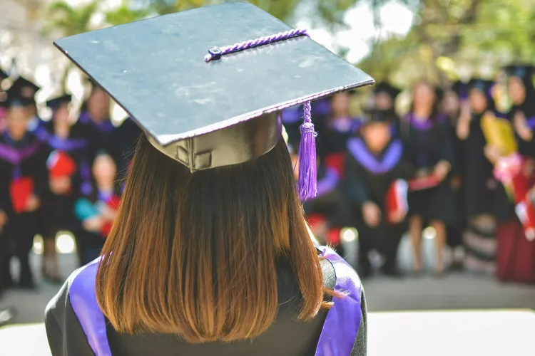 学历没用了？英国大学毕业生收入20年缩水8万镑