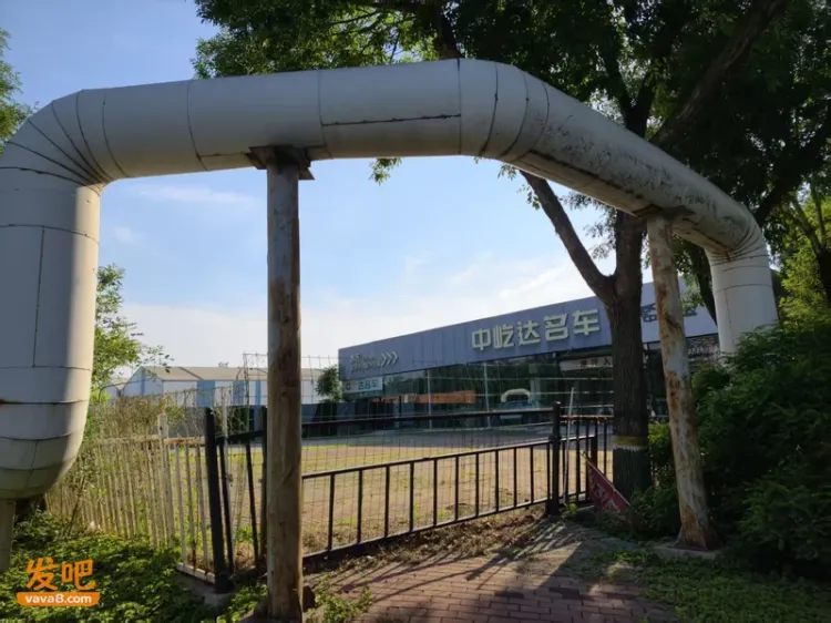 从矿老板提着百万现金买车到无人问津 天津港进口豪华车崩盘