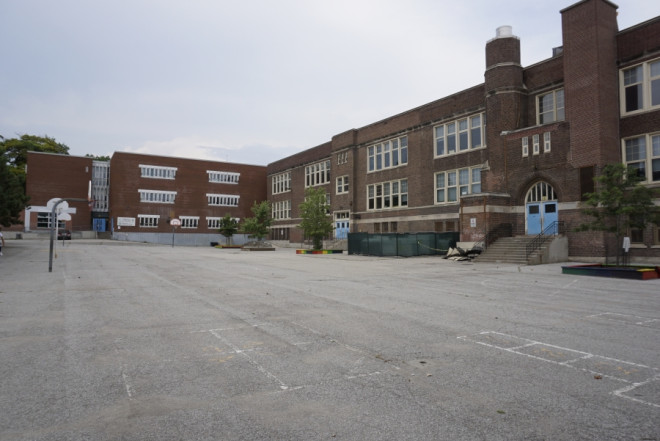 多伦多中学一天内8名教师被停职，正副校长全被开，家长奋起反抗