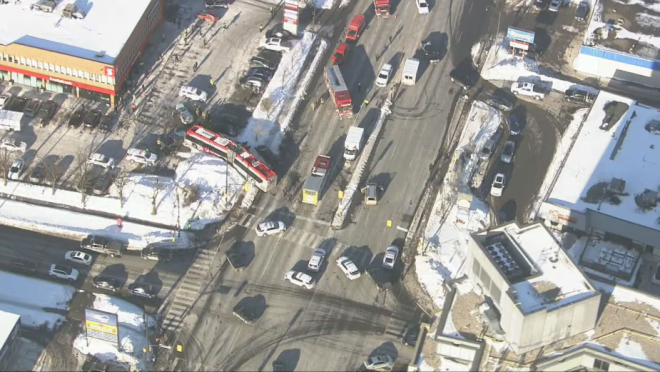 宾顿惨烈8车连环碰撞：公车飞过雪堆，扎进路边plaza，至少10人伤