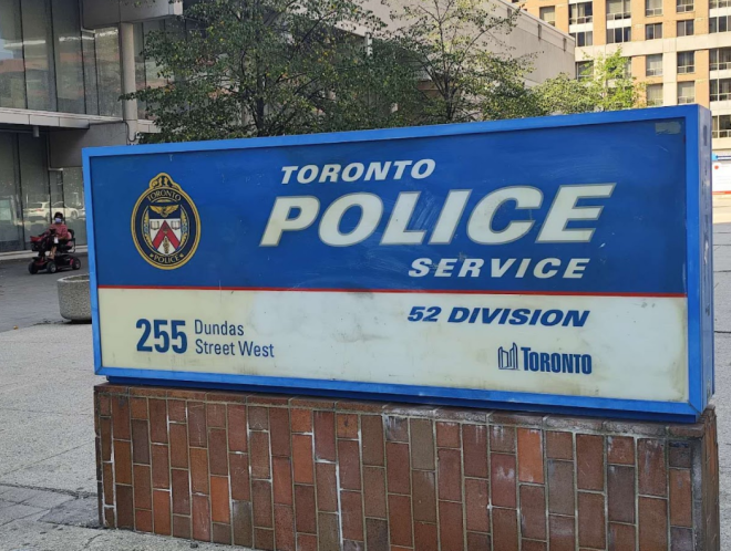 史无前例：多伦多警察局长动用新权力，4名被控警员停薪停职