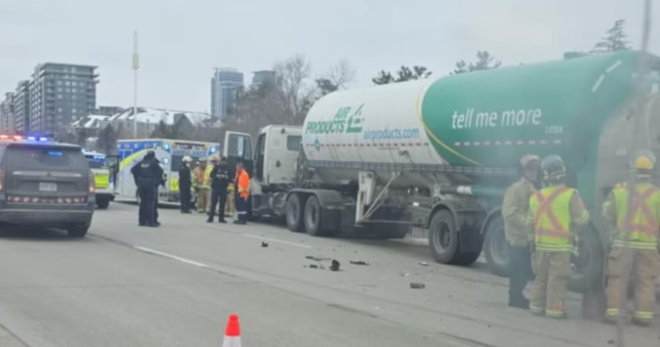 万锦大货车和客车相撞一人死亡：404、407多条高速匝道关闭