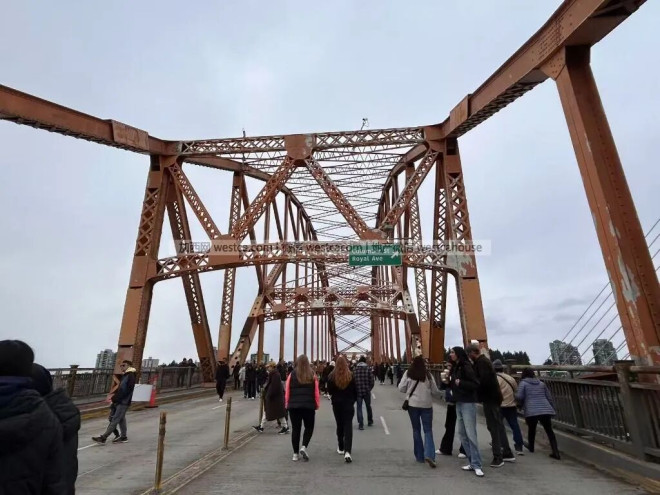 实拍｜大温89年老桥落幕，市民纷涌打卡告别