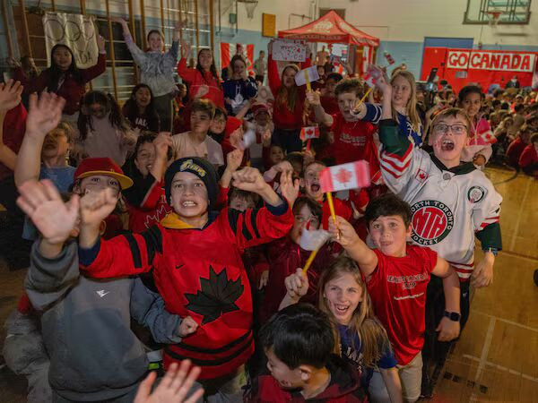 沸腾！安省学校停课看决赛！加拿大女冰大战美国争夺奥运金牌