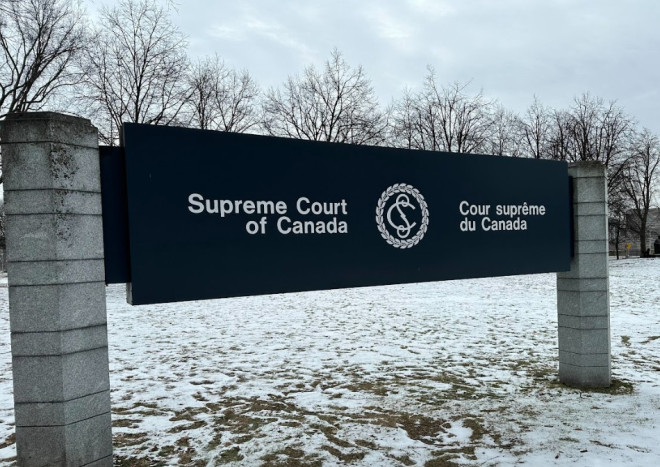 骇人听闻！安省女检控官在听证会上遭罪犯突然袭击，被压在桌子上