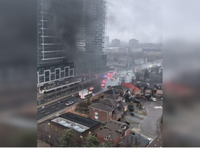 现场浓烟翻滚：宾顿无人居住高楼突然起火，原因不明