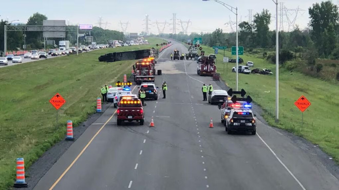 两人死亡,另有 10 人受伤,事故发生在蒙特利尔南岸的高速公路上。