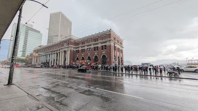 抢疯了！加拿大街头惊现超长人龙：数千人露营过夜、冒雨苦等