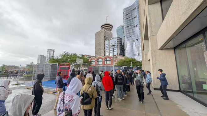 温哥华 Waterfront Station 外长队排队购买足球卡