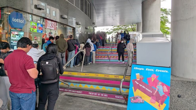 温哥华 Waterfront Station 外长队排队购买足球卡