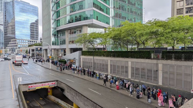 温哥华 Waterfront Station 外长队排队购买足球卡