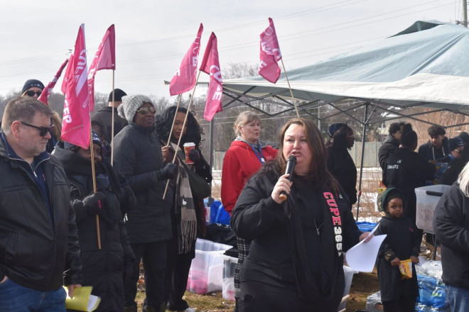 CUPE Local 3651 主席 Lesley Sullivan 于 3 月 19 日在 Markham Stouffville 医院前抗议。