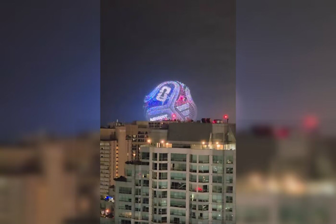 多伦多上空突现数百架无人机，巨型"光墙"悬浮湖滨，画面刷爆全网