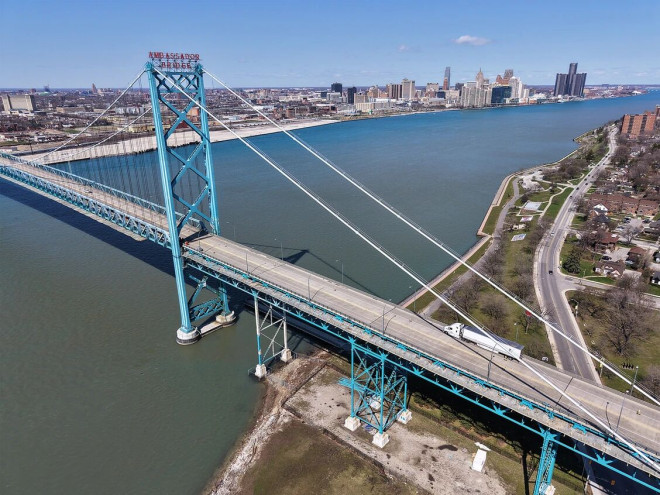 2026 年 4 月 7 日 Ambassador Bridge 实景,一辆货车驶过。图:Dan Janisse / Windsor Star