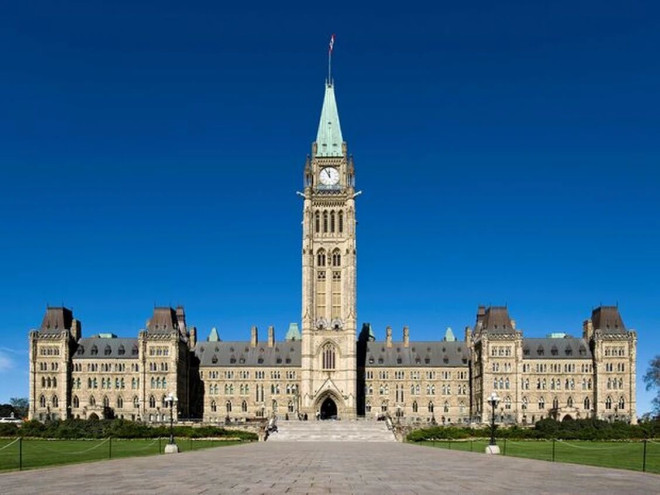 加拿大联邦公务员10年暴增33%! 平均年薪16.19万, 纳税人多掏70亿