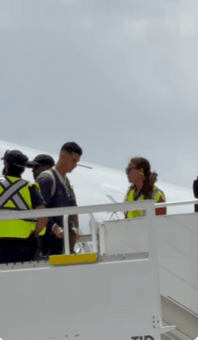 C罗空降多伦多引爆全城！球迷堵高速追大巴，门票炒爆