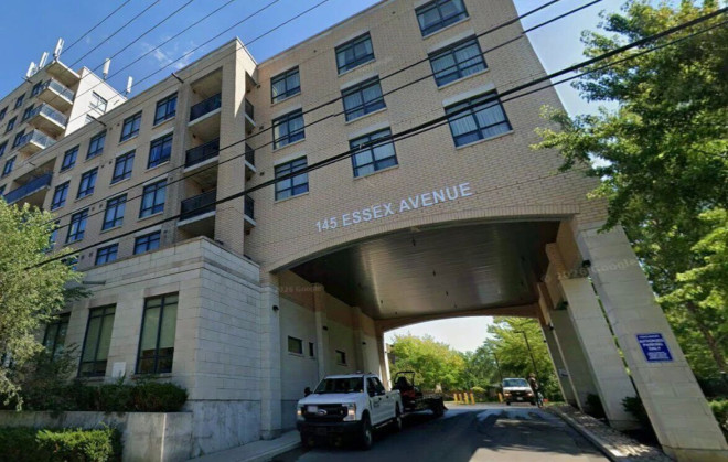 列治文山Essex Ave 145号公寓后门