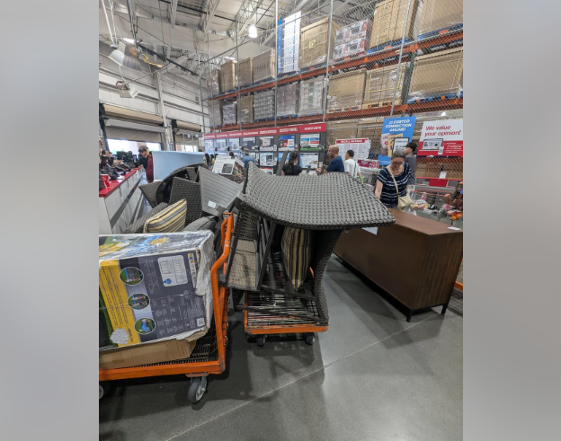 Costco惊现退货一整套家具! 网友猜测: 卖房做staging用的!