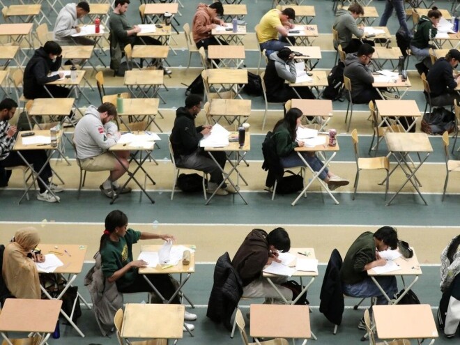 82% 的加拿大人关心学位价格，84% 担心 AI 让其贬值，数据来自 Embark Student Corp. 的调查。