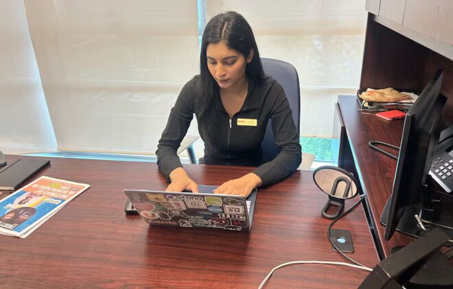 Saint Mary's University 学生会主席 Liza Zahid 在办公桌前