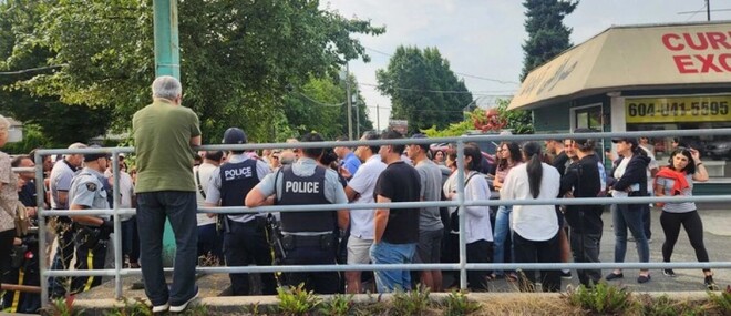 警方在 2026 年 8 月 16 日监控北温 Apadana 兑换行外，数十名顾客要求知道资金去向。