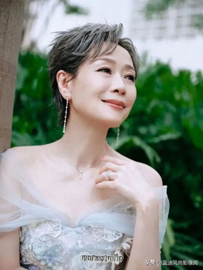 满头白发还这么美的 除她也没谁了