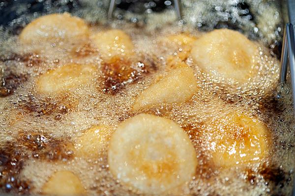 空气炸锅炸裹淀粉或水分大的食物会致癌？真相是……