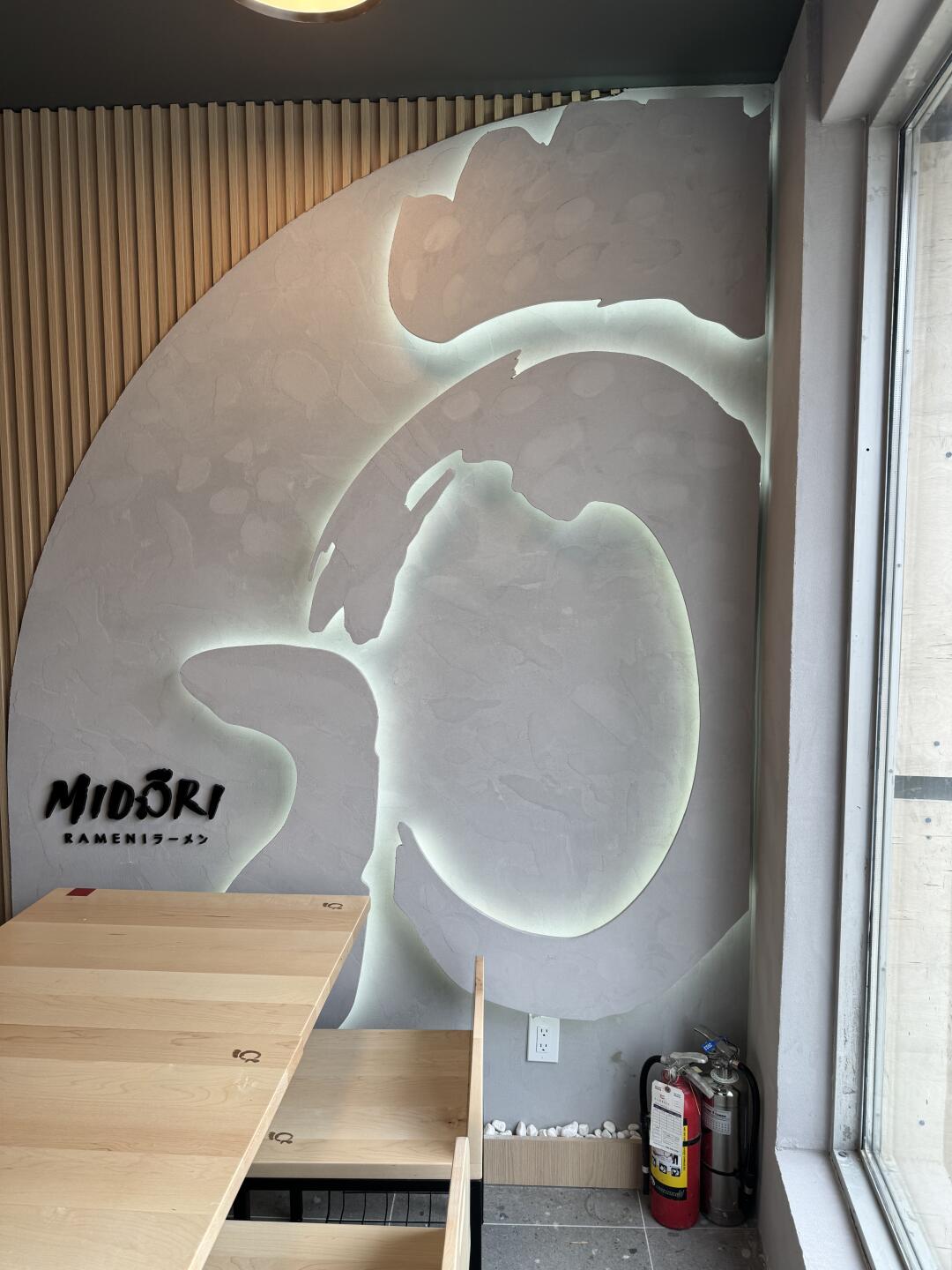 我公司是专业设计施工商业餐馆，office，民宅house的装修施工，团队专业。