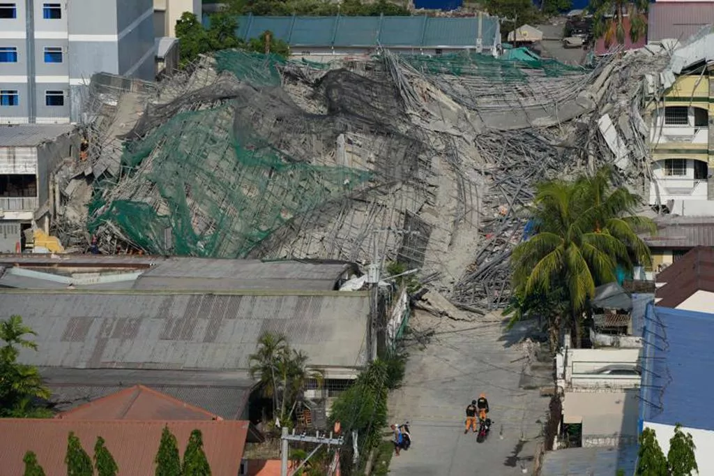 菲兴建中饭店暴雨后突然倒塌：已致4死17失踪