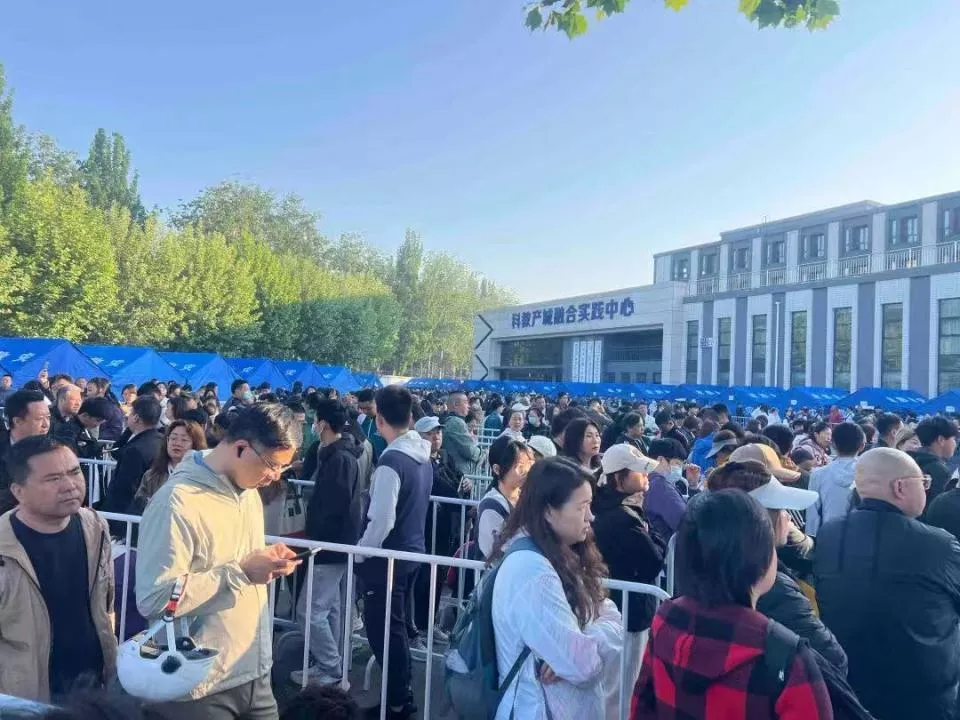 凌晨四点排队，一位非京籍学生挤进北京中职火爆招考