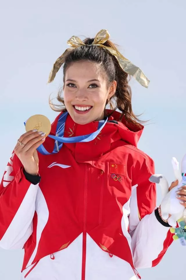 谷爱凌遭美国邻居投诉，人行道“乱摆”杂物