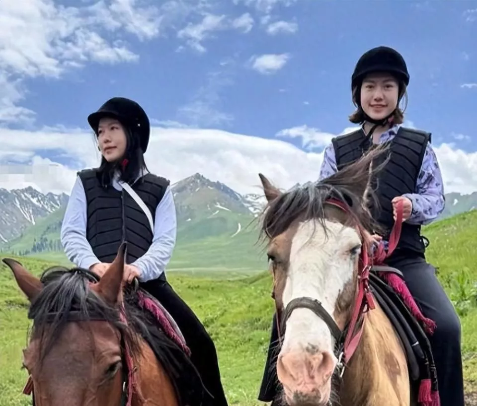 杨振宁走后半年，50岁翁帆喝酒骑马潇洒似少女