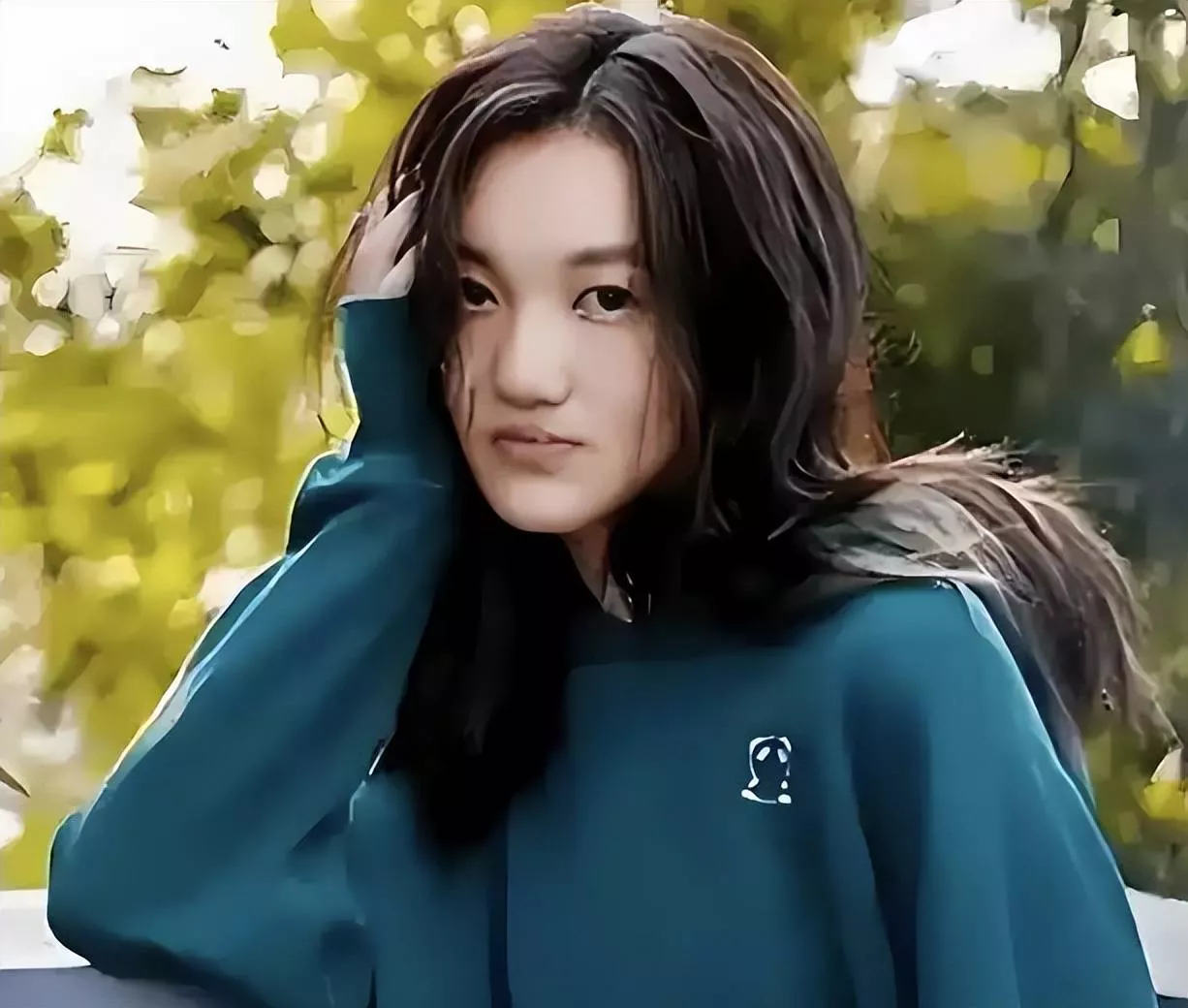 20岁李嫣巴黎被偶遇，兔唇修复痕迹明显