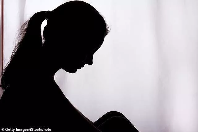 西班牙12岁女孩遭5名同学性侵，因未成年仅停学一周